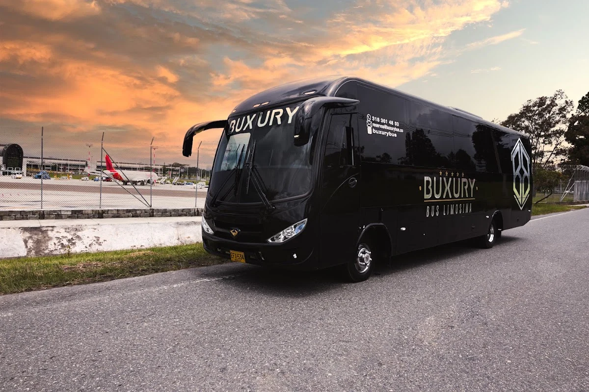 BUXURY BUS LIMOSINA | SERVICIOS DE PARTYBUS - TRANSPORTE - LIMOBUS - CHIVAS RUMBERA EN MEDELLÍN - TOUR ALUMBRADOS NAVIDEÑOS