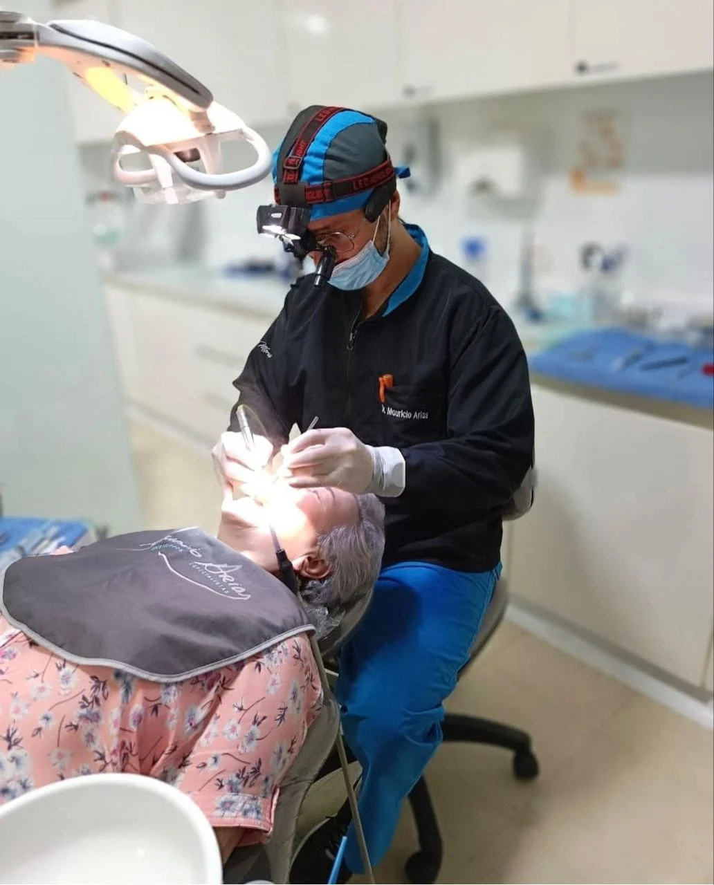 Dr. Mauricio Arias - Odontólogo Experto en Medellín English Dentist