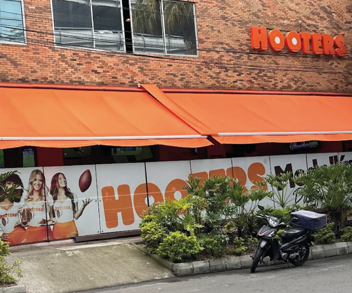 Hooters Medellín